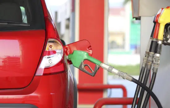 Descubra los 6 carros más eficientes en combustible de 2024