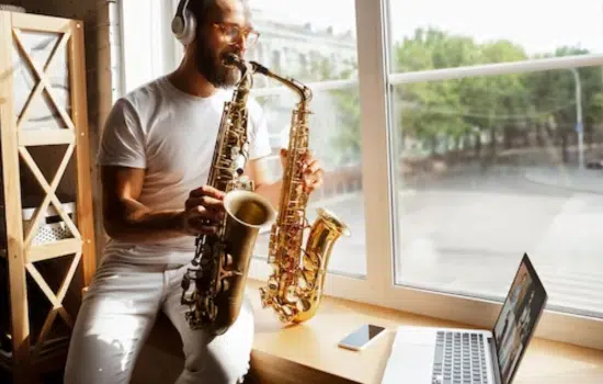 Aprende a tocar saxofón desde casa