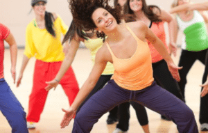 Diviértete mientras haces ejercicio con Zumba