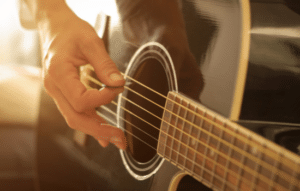 Aprende a tocar guitarra rápido con apps gratis